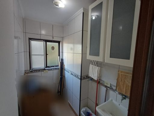 área de serviço bem arejada com armário planejado