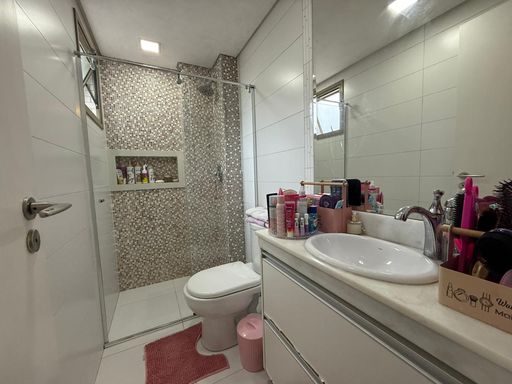 banheiro da suíte 1 arejado com box de vidro e nicho