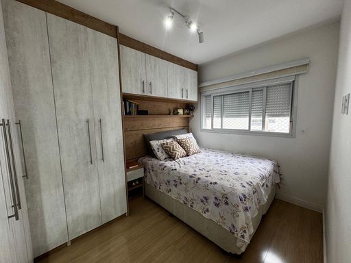 suíte com armários planejados e persiana de rolo, bem arejado