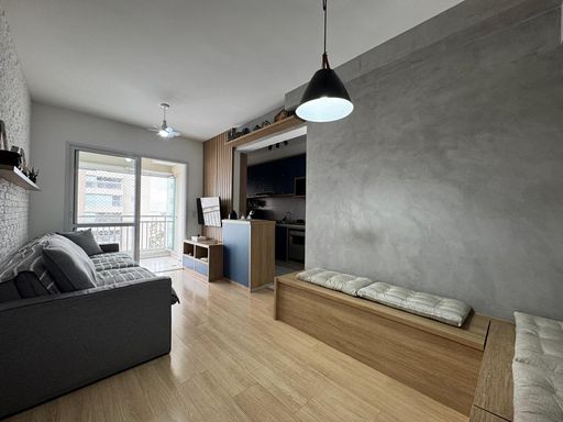 ampla sala 2 ambientes semi integrada a varanda envidraçada e a cozinha