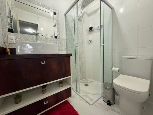 banheiro da suíte clean, com armário planejado e box blindex