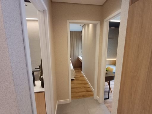 foto do decorado do corredor de acesso aos dormitórios