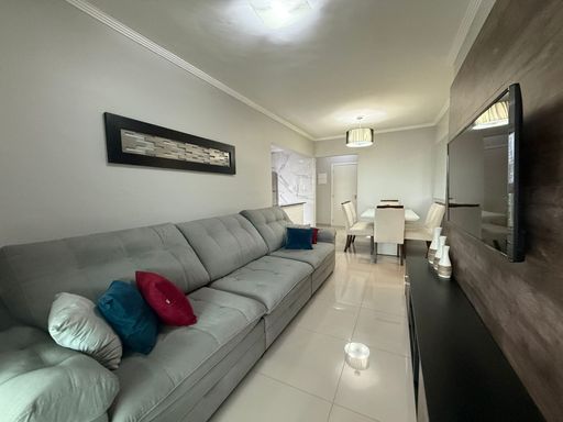 sala ampla 2 ambientes com acesso a entrada principal, semi integrada a cozinha americana