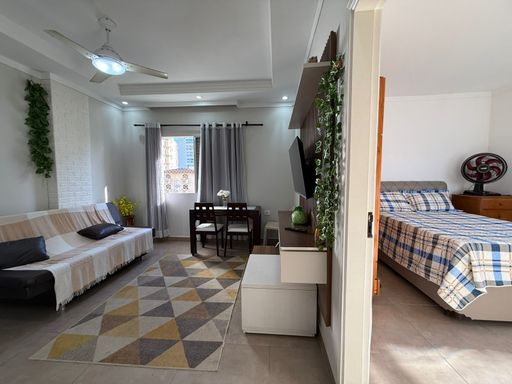 sala ampla com ventilador de teto com acesso ao dormitório