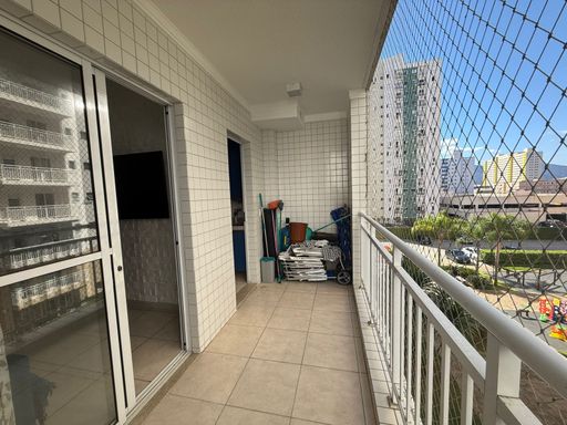 ampla sacada com tela de proteção e acesso a sala 2 ambientes e a cozinha