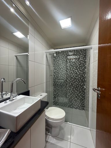 banheiro social com armário planejado e box de vidro