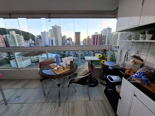 varanda gourmet envidraçada com vista mar e arborizada privilegiada, andar alto