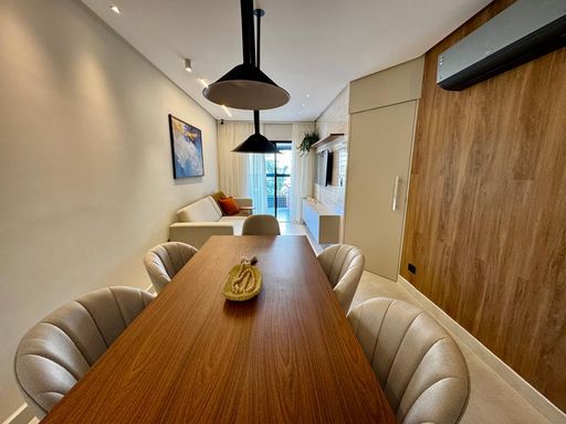 sala 2 ambientes com acesso a varanda gourmet, teto rebaixado e sistema de iluminação em LED