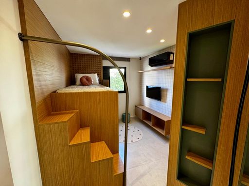 luxuoso dormitório com armários planejados