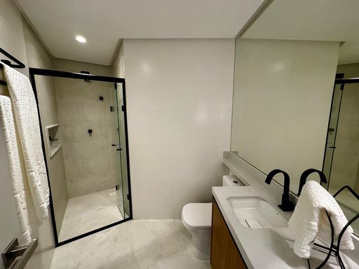 banheiro em alto padrão, espelhado, com box blindex e nicho