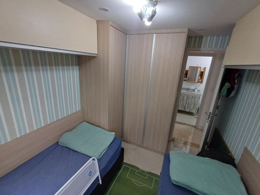 dormitório bem arejado, com móveis planejados impecável