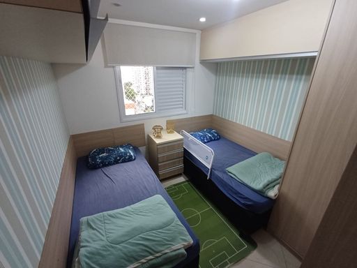 dormitório bem arejado, com móveis planejados impecável