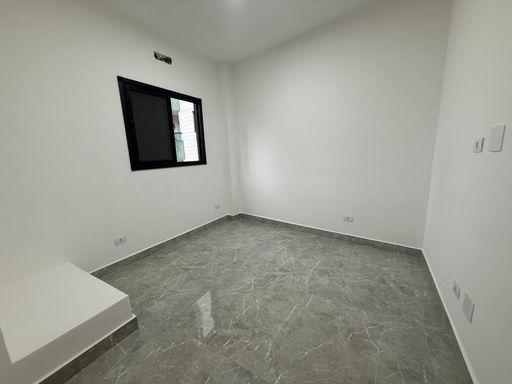 amplo dormitório com fino acabamento em porcelanato, bem arejado