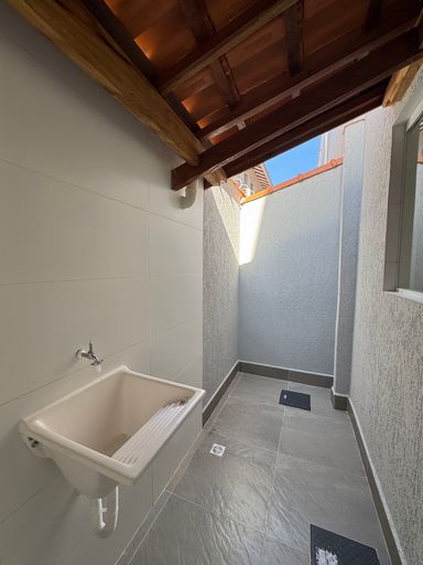 área de serviço externa bem arejada e com iluminação natural