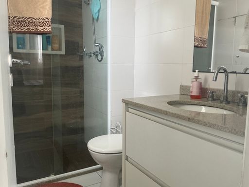 suíte do casal com armário planejado, nicho e box de vidro