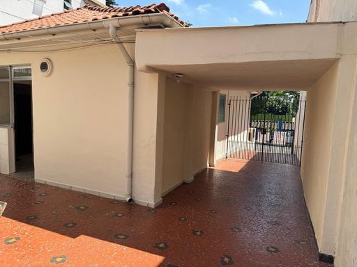 amplo quintal com garagem para 6 veículos