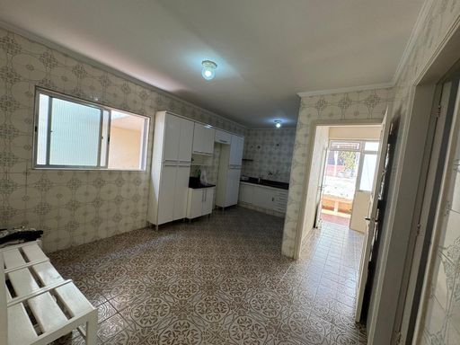 cozinha bem arejada e iluminada com acesso ao quintal dos fundos