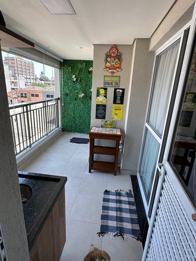varanda gourmet envidraçada com cortina blackout e churrasqueira a carvão