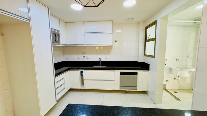 cozinha com planejados e ambientes semi integrados