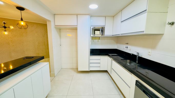 cozinha com planejados e ambientes semi integrados