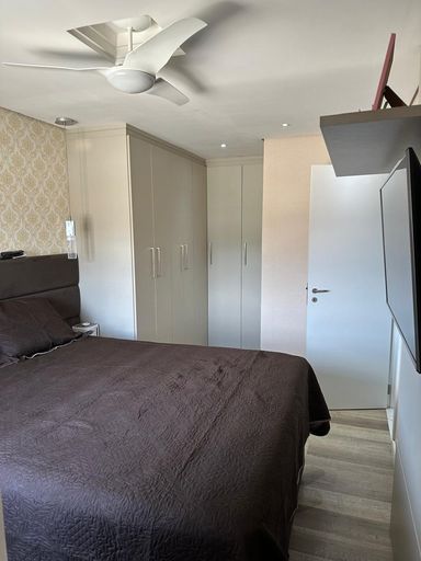 suíte com armários planejados bem arejado, com ventilador de teto