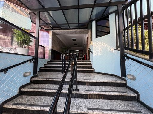 escada de acesso ao hall de entrada