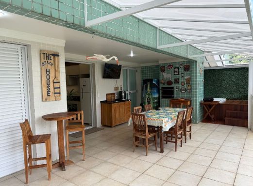 ampla varanda garden com grama sintética, churrasqueira a carvão, jacuzzi e playgorund