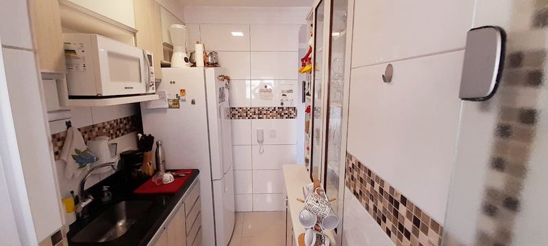 cozinha bem arejada com armários planejados