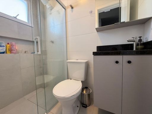 banheiro da suíte 1 bem arejado, com nicho e box de vidro