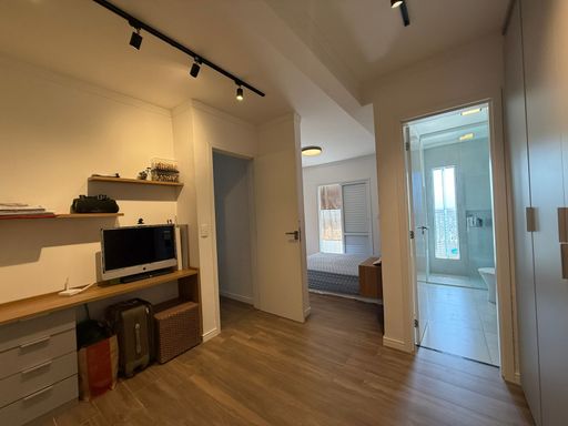 Suíte 2 piso superior com acesso a sacada envidraçada e tela de proteção