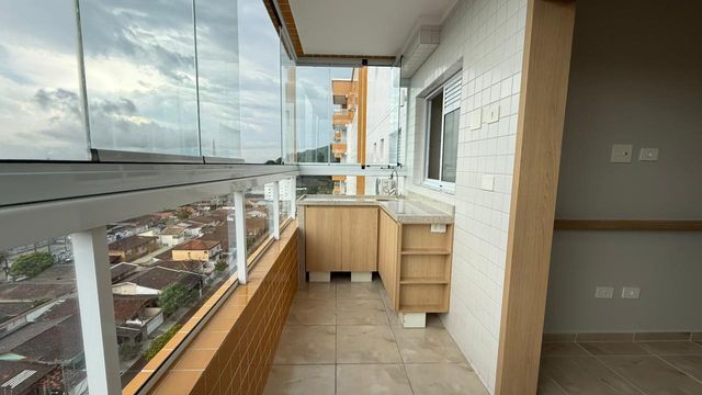 ampla varanda gourmet envidraçada com vista livre