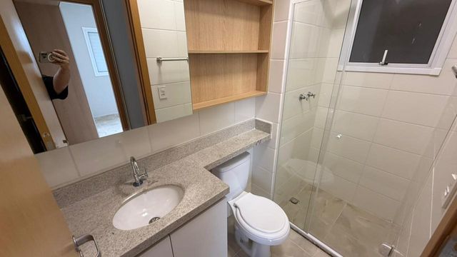 banheiro social com armários planejados e box de vidro