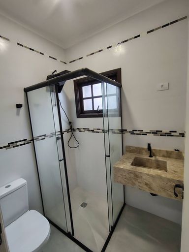 banheiro social ultra moderno, arejado, com box de vidro