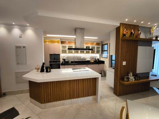 balcão da cozinha com cooktop, coifa e linda iluminação.