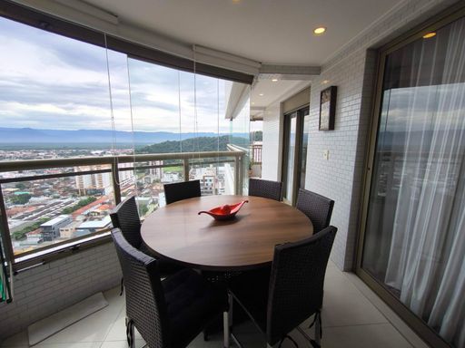 ampla varanda gourmet envidraçada com persianas e vista livre