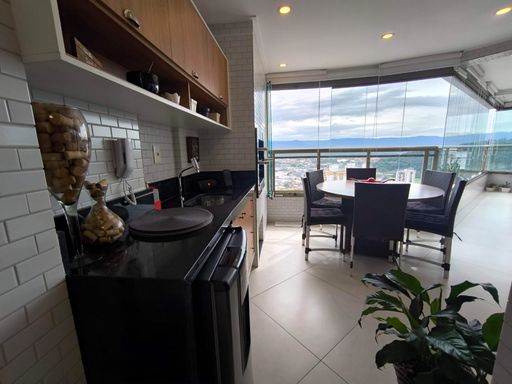 ampla varanda gourmet envidraçada com persianas e vista livre