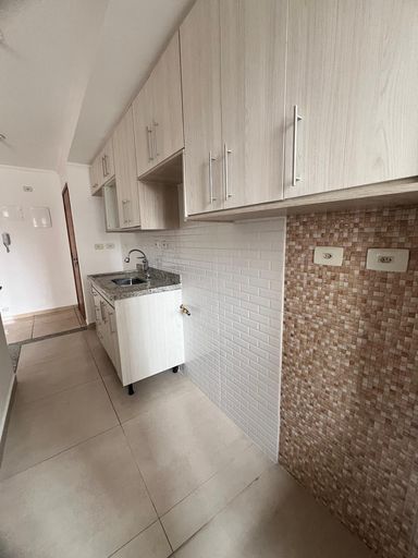 cozinha semi intregrada a sala 2 ambientes com acesso a entrada principal