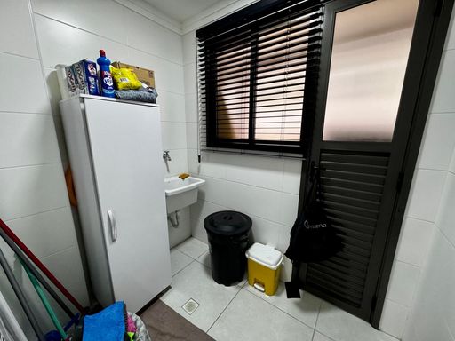 ampla área de serviço com acesso a área técnica