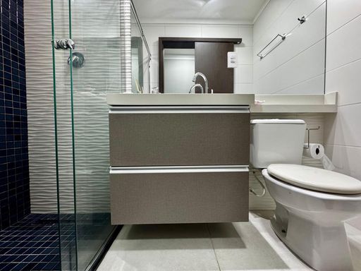 banheiro da suíte 2, bem arejado com box de vidro