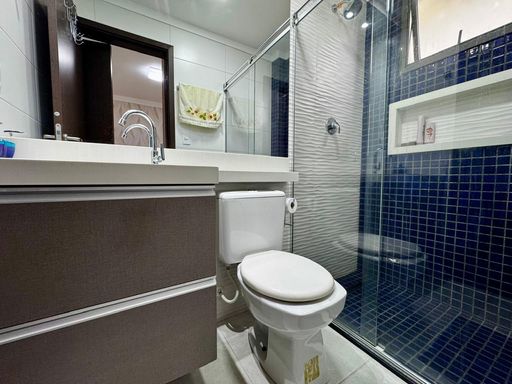 banheiro da suíte 1, bem arejado com nicho e box de vidro