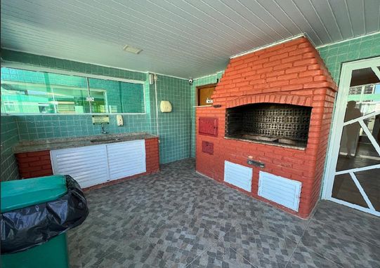 Área da churrasqueira ampla a carvão