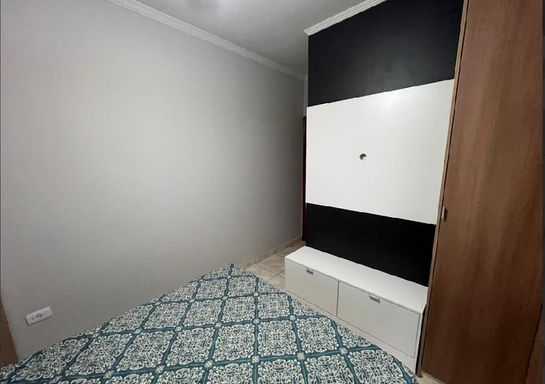 Dormitório com armário planejado e tela de proteção