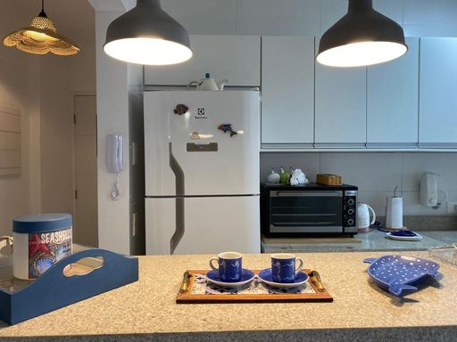 cozinha com armários planejados de primeira qualidade e com ampla pia e balcão em granito