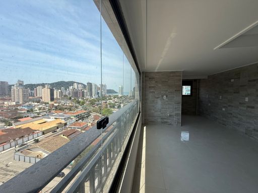 ampla sacada envidraçada com acesso a sala 2 ambientes
