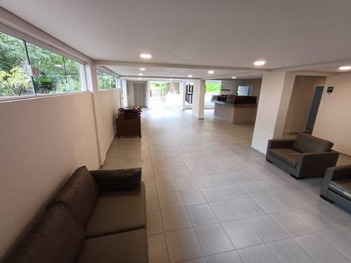 amplo salão de festas com elevador de acesso