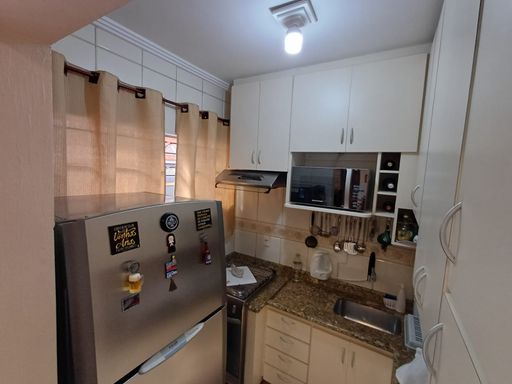 cozinha planejada semi integrada a sala de jantar