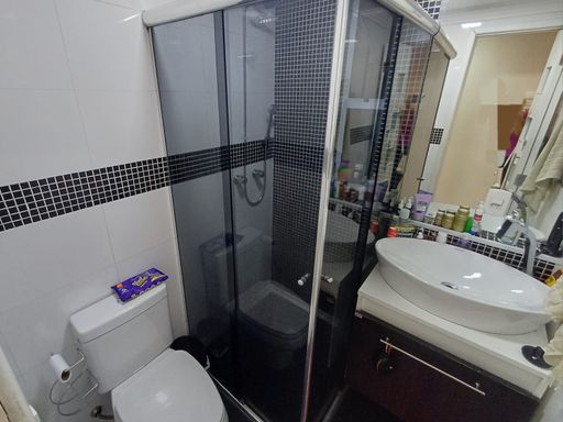 banheiro com armário planejado e box de vidro