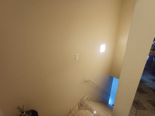 escada de acesso a garagem e a área inferior