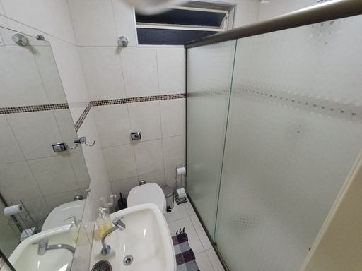 banheiro do piso infeior com box de vidro