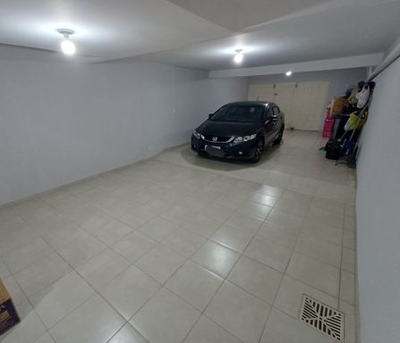 ampla garagem coberta para 8 automóveis